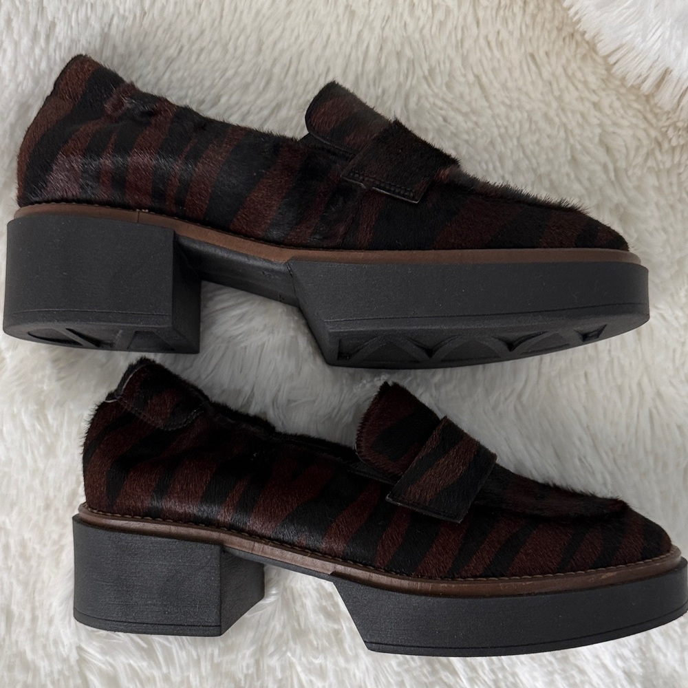 Elegant Women's Brown and Black Loafers - Picture 3 of 7